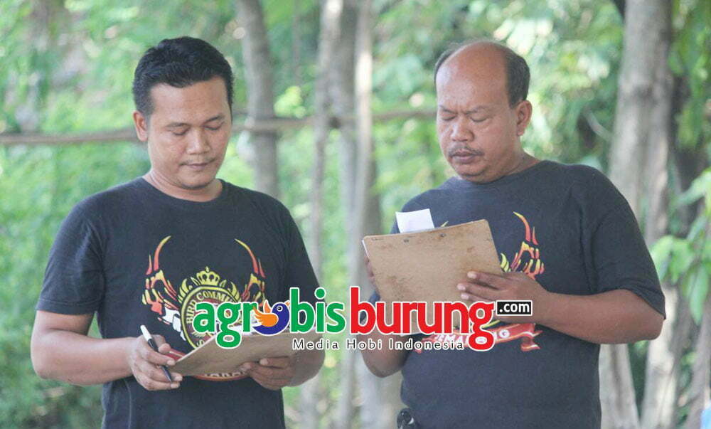 Robiq penyelenggara Bcs(kiri) & Mbah Munib Korlap (kanan)