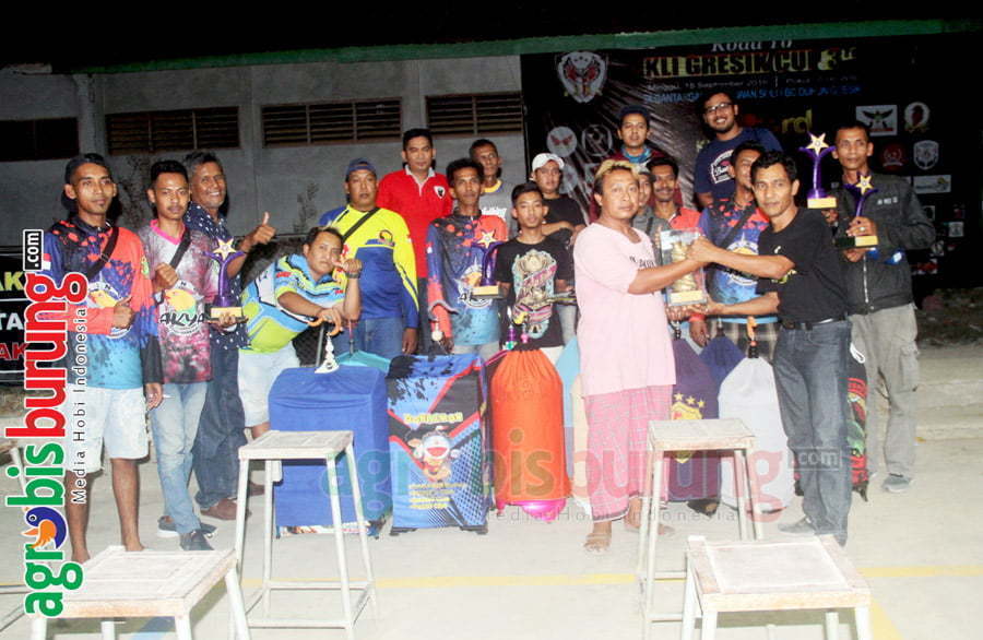 Cak Basit Menerima Juara Umum BC Khofifah Cup Dengan Background Akya Team Beserta Abang Adek