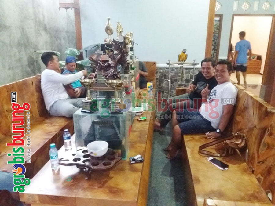 Ponco Bhatara bercengkrama dengan Agung Mahadewa pemilik LB Utun