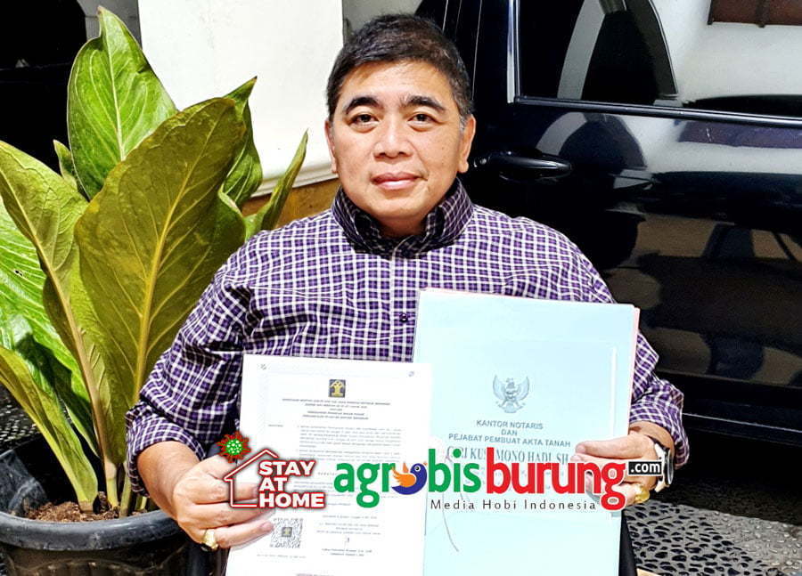 1. Bagya Rahmadi, S.H., M.M., Ketua PBI Pusat menunjukkan SK Kemenhumkam RI yang sudah diterimanya.