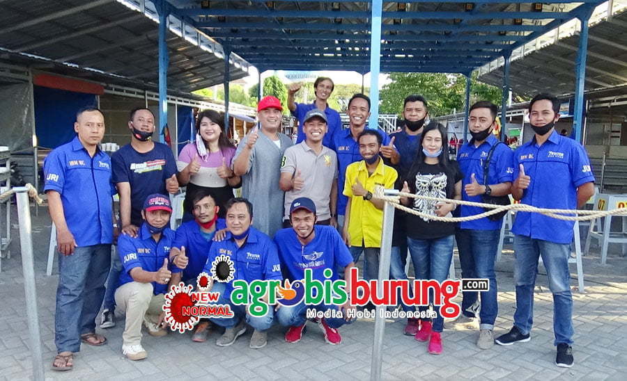 Para juri dan menejemen Al Madinah foto bersama