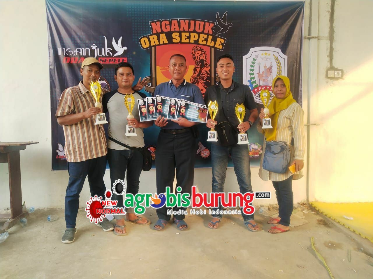 H Sholehudin (kiri) saat turun bersama H Ainin (tengah bawa piagam) di Nganjuk
