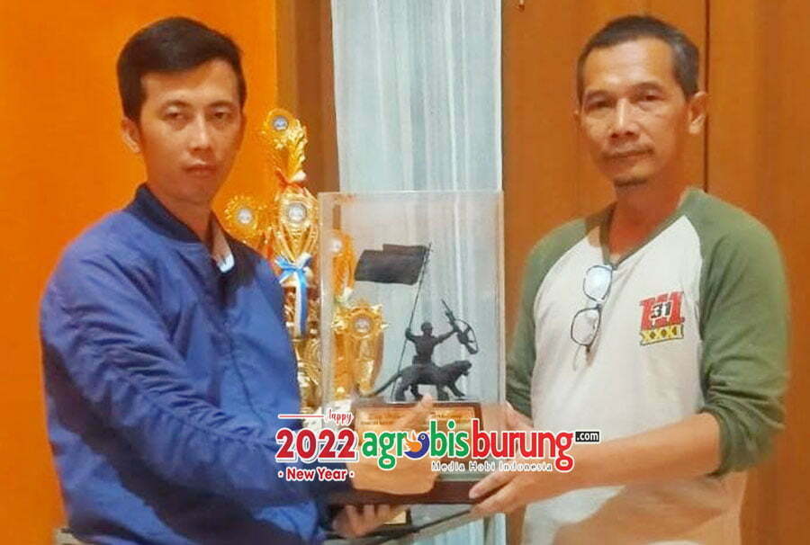 Hendrik Mix (kiri) mendapat penghargaan dari ketua P5SI Pengwil Jabar Anjar Mogi.