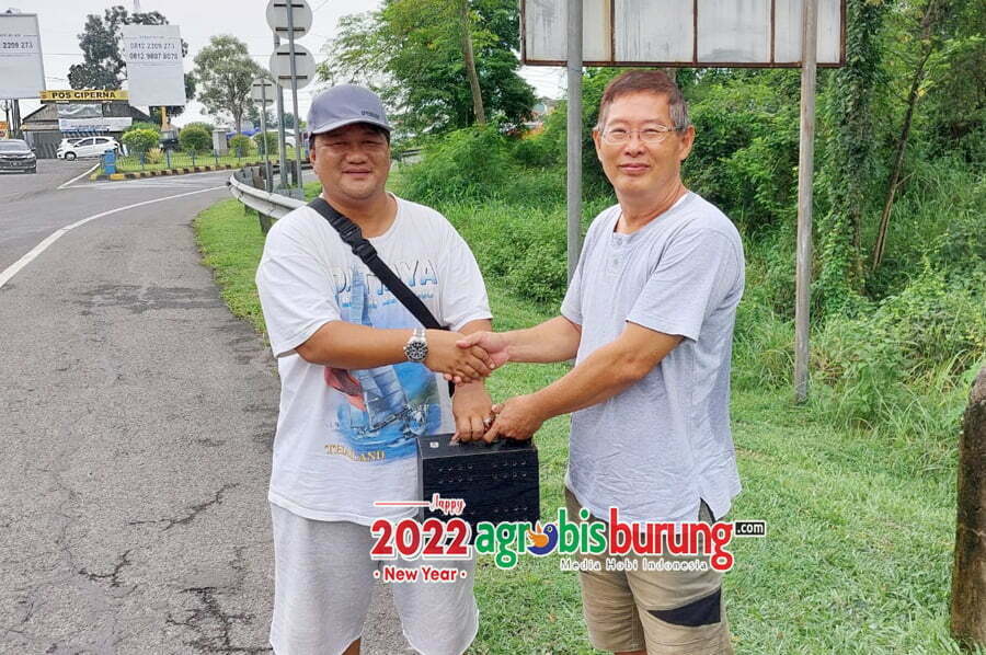 Defri Eyaka (kiri) & Henry Manila saat transaksi Lapindo.