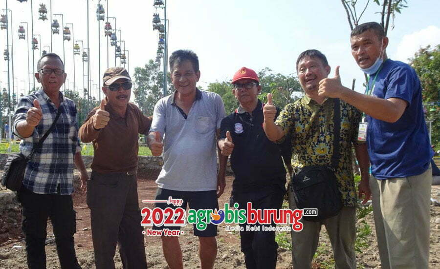 Ancu (kedua kanan) & Akim (ketiga kiri) bersama panitia Keraton Kacirebonan Cup