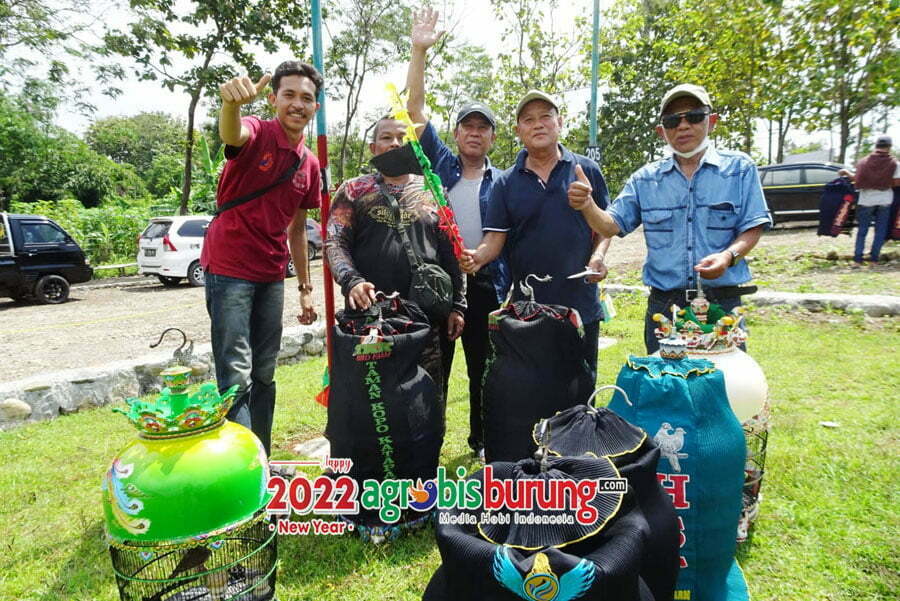 Bintang Agung Team yang dinahkodai Shintabrata Bandung, langsung melesat ke papan atas klasemen dewasa bebas.