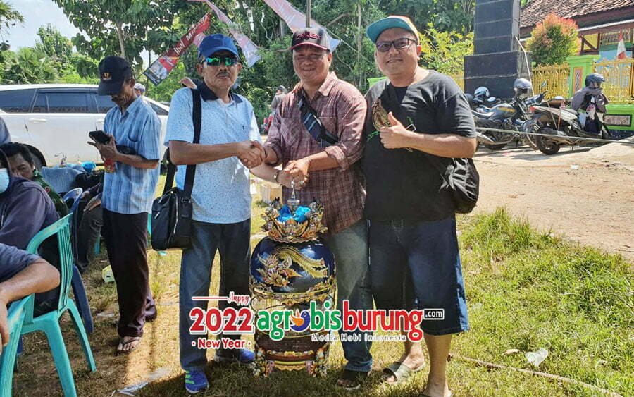 Defri Eyaka (kedua kanan) langsung deal dengan HK Team.