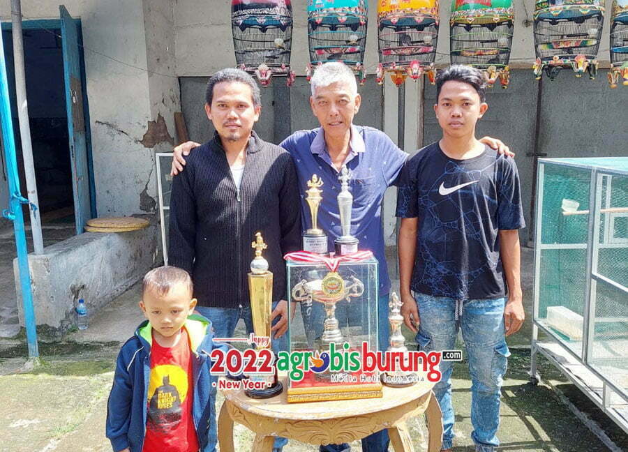 H. Dasuki Ahmad DSK (kiri) bersama Imo Dragon (tengah).