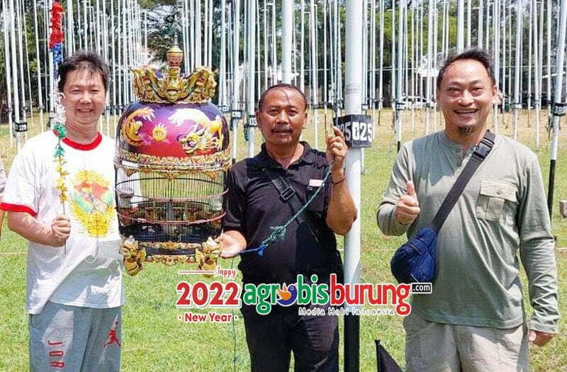 Pepen Purnama (kiri) bersama H. Cholil (tengah) dan Andri Semar, dua sosok penting moncernya Mick Doohan (Cristal).