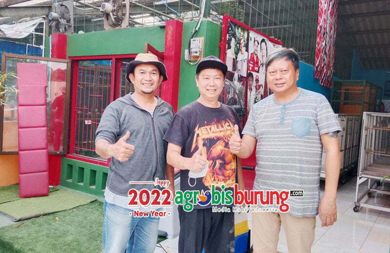 Pepen Purnama (tengah) saat dikunjungi peternak senior Andi Fortune (kanan) dan Erwin Zeus (kiri)