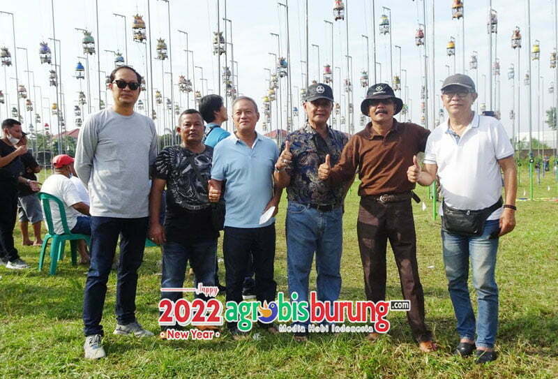 Yanto T2L (ketiga kanan), Shintabrata (ketiga kiri) dan Gatot TKK (kedua kiri) saat bersama kungmania Jabar di Galunggung Cup Tasikmalaya