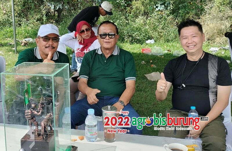 Pepen (kanan) bersama Ketum (tengah) & Ketua Pengwil Jabar.