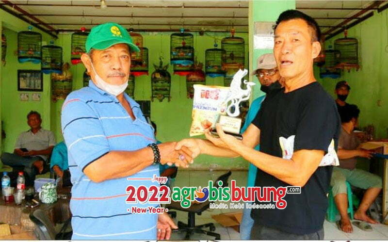 Subagio FVT Depok (kiri) menerima piala juara kedua yang diraih Garuda di Ladini Khytavin