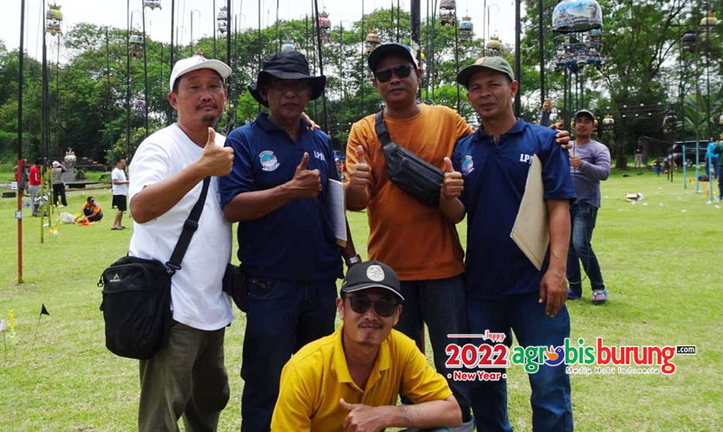 Ancu Platinum (kiri) & Opis More (kedua kanan) kawal Citra Platinum.