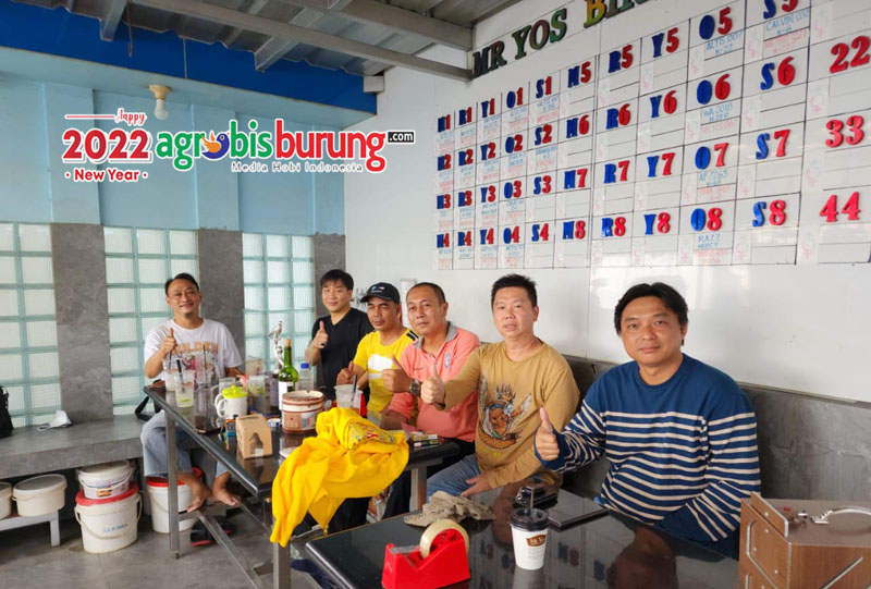 Pepen (kedua kanan) di markas Mr. Yos usai lomba di Bogor.