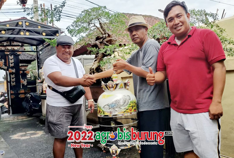 Yoga Semadi (kiri) & Slamet Santoso (tengah) mewakili Deny Haruman. copy