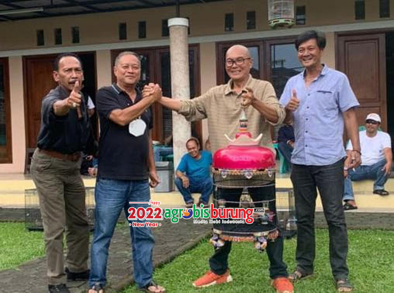 Sintabrata BA (kedua kiri) & Santos BIG (kedua kanan) transaksi di Xena Bandung.