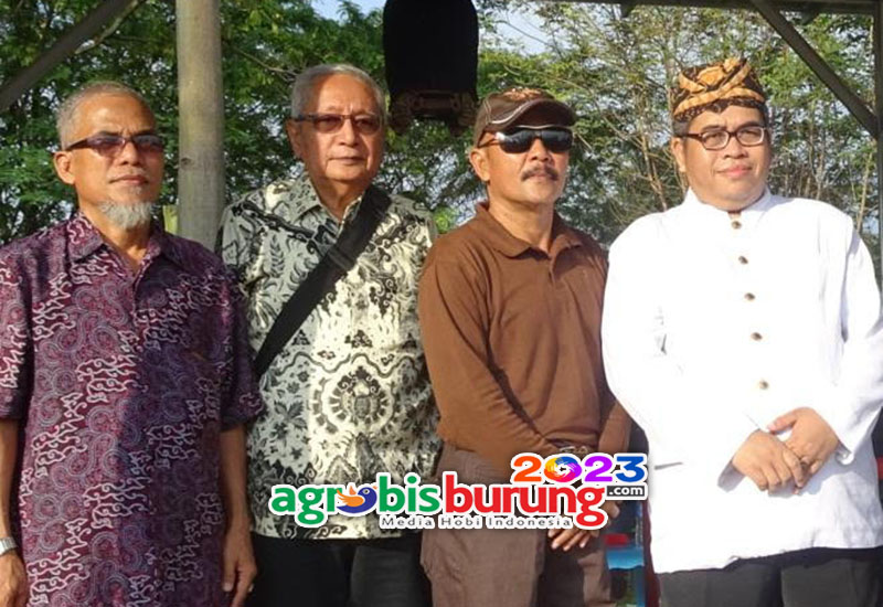 Joni Adidas (kedua kiri) bersama Sultan Kacirebonan (kanan).