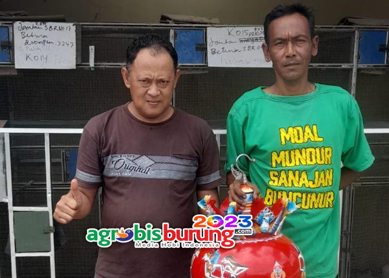 H. Ade SBR Sukabumi (kiri) & Abo, asistennya.