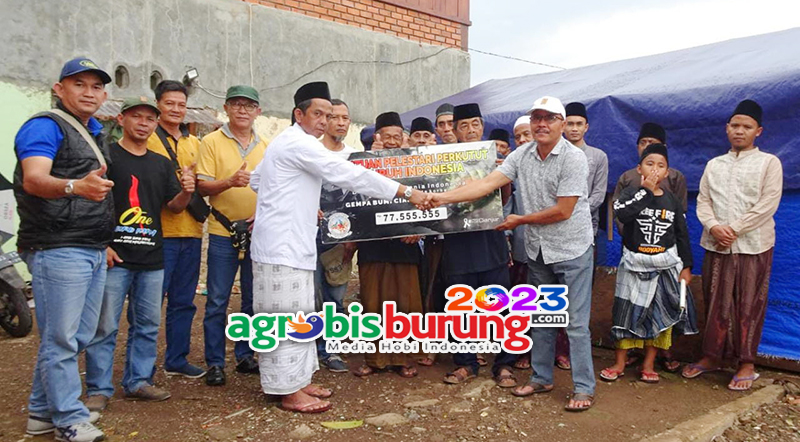 Penyerahan donasi kepada perwakilan warga Cugenang Gasol.