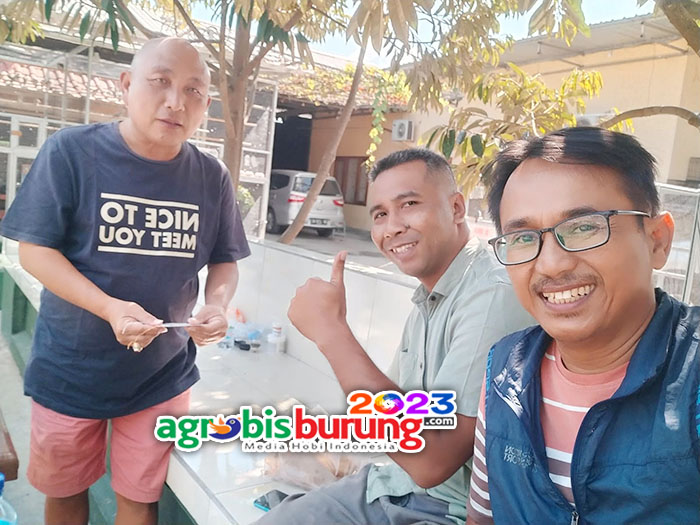 Deni Haruman (kanan) bersama kung mania Lombok.