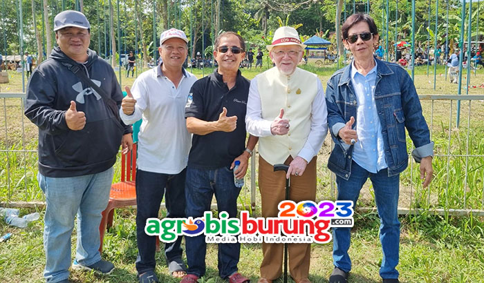 Sintabrata (kedua dari kiri) bersama kungmania Jabar & Raja Sepuh KSL.
