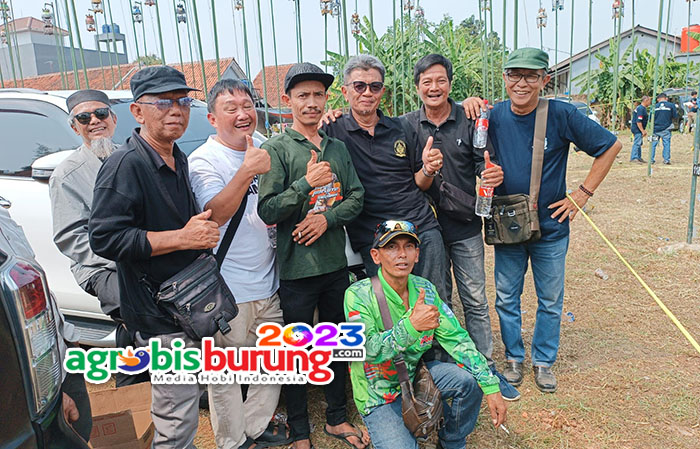 Keseruan di pinggir kelas piyik yunior.