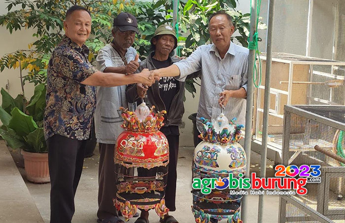 Acong New KWN Tasikmalaya (kanan) saat transaksi di markas T2L BF.