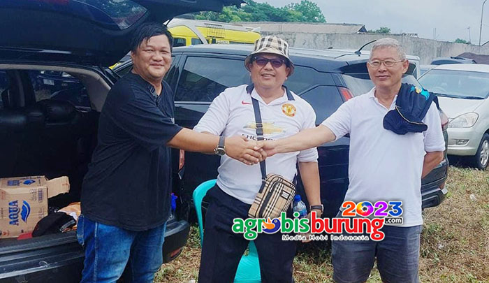 H. Arif (tengah), Henry Manila (kanan) & Defri Eyaka, saat transaksi Palem SK