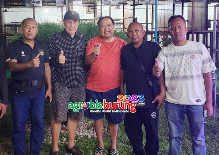 Hendry WAT (tengah) bersama kungmania Bekasi.