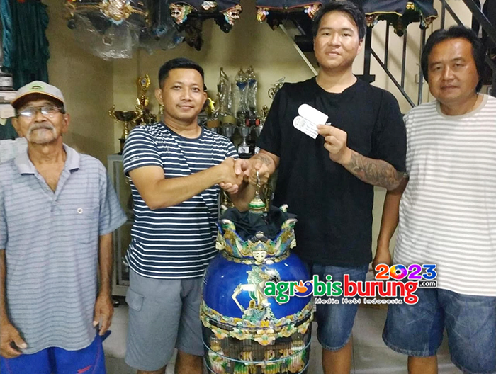 Rivaldo Long Champ (kanan) bersama PLH Team.