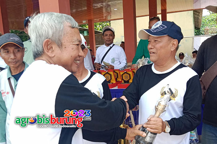 Sinta Brata (kanan) menerima trophy Kejurnas Cup 2023 Salatiga.