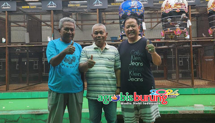 Hendry WAT (kanan) bersama kungmania Ciamis.