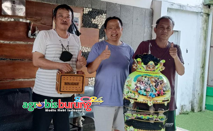 Hendry WAT saat transaksi Specialist di markas WAT BF.