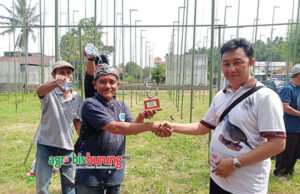 Wawan (kiri) memimpin, H. Mulya tempel Palsm BF.