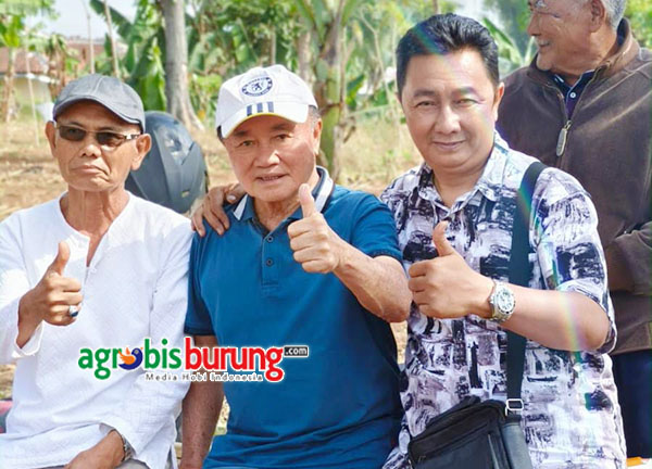 H. Mulya Elsa (kanan), ketua P3SI Pengda Garut eksis orbitkan burung juara.