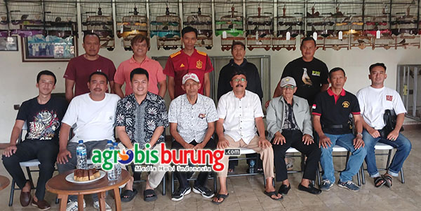 Ketua Pengwil Jabar bersama peserta Rakerwil.