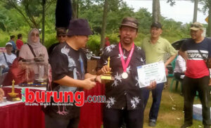 Mul Gobang menerima penghargaan 5 Besar Klasemen Piyik Yunior LP. Piyik Jabodetabek 2024 di Bekasi.