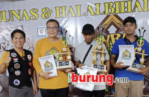 Para juara BOB kelas Merpati Hias dari kanan IFPC Lamongan, Mbah Demang Doro, Nayra Farm dan salah satu juri