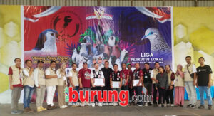 5 Panitia dan juri menyempatkan foto bersama setelah melaksanakan tugas masing masing