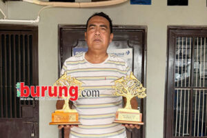 Mama Didi dengan 2 piala kebanggaan HUT P3SI di Cirebon.