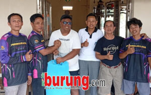 Amin Batusangkar (tengah berkacamata) saat transaksi Montera bersama Panglima BK di Solo.