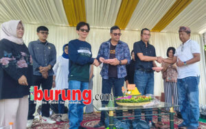 Penyerahan tumpeng dari sesepuh Jabar kepada petinggi Karaton Sumedang Larang.