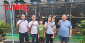 Rosa Jakarta (kedua kanan) bersama keluarga kunjungi markas WAT BF & berguru kepada suhu Hendry WAT.