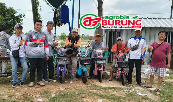 Panitia Liga Sumaci 2025 & pemenang doorprize utama 4 sepeda listrik.