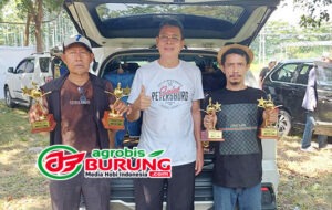Henry Atlas (tengah) kawal langsung Balaraja di Pekalongan, bersama Imam Panorama (kanan).