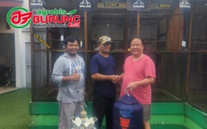 Raup Welder (tengah) & Hendry WAT (kanan) saat transaksi di markas WAT BF Tasikmalaya.