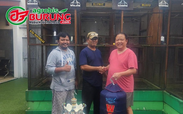 Raup Welder (tengah) & Hendry WAT (kanan) saat transaksi di markas WAT BF Tasikmalaya.