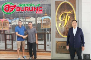 Erwin Cakrawala bersama Ahmad Dorloh LPM Thailand (foto kiri) & Hendry WAT.