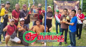 RM Team Pamekasan (kiri) kawal Singo Barong & Opik (kanan) menerima piala juara ke-3, siap lanjutkan prestasinya.